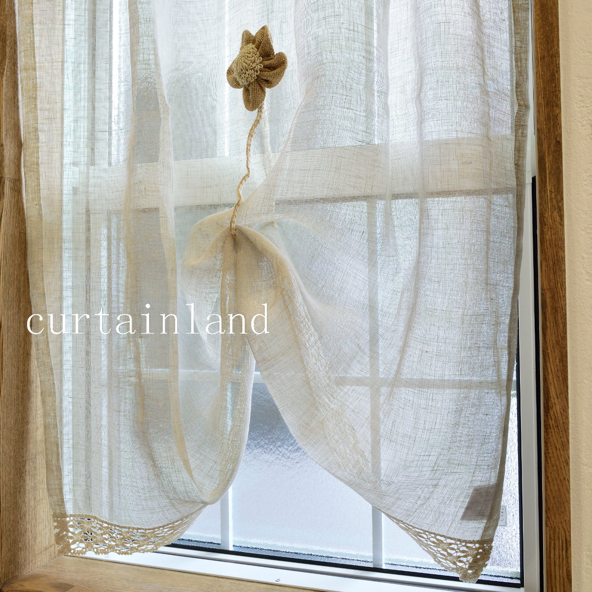 裾飾りレース付きリネンカフェカーテンを小窓に取付
