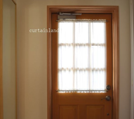 木製玄関ドアにリネンカーテン