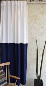 ホワイトとネイビーのデザインコットンカーテン