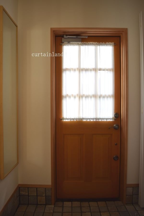 玄関、木製ドアの目隠しカーテン