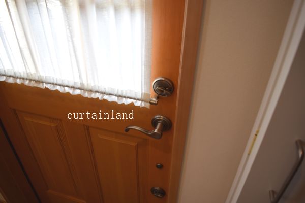 玄関 木製ドアの目隠しカーテン