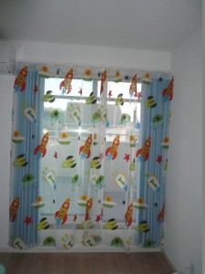 ロケット柄のレースカーテン