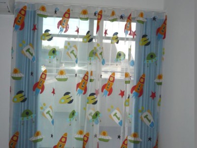 ロケットの柄のカーテン
