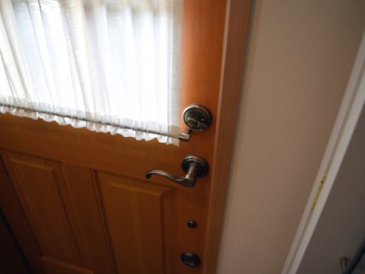 木製ドアにリネンカーテン取り付け