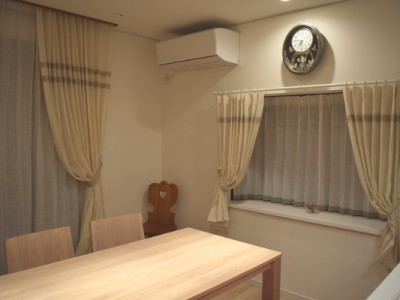 フレンチリネン細幅レース付デザインカーテン