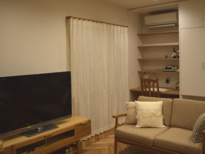 ヘリンボーンフローリングとリネンカーテン