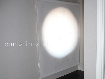 丸形窓ロールスクリーン_アイボリー閉