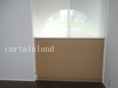 丸形窓プリーツスクリーン半開