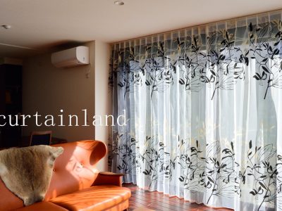 オレンジのソファに合うレースカーテン