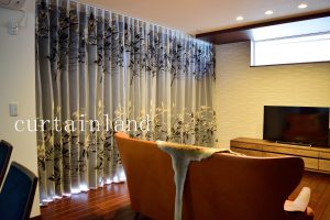 天井からカーテンのリビング