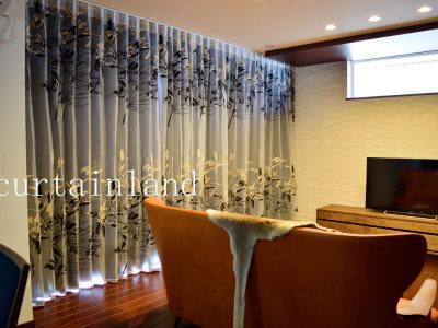 天井からカーテンのリビング