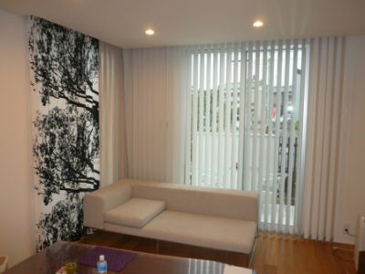 Ｌ字型窓にカーテンとバーチカルブラインド