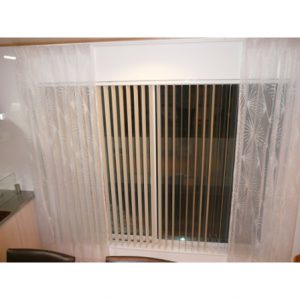 レースカーテンとバーチカルブラインド