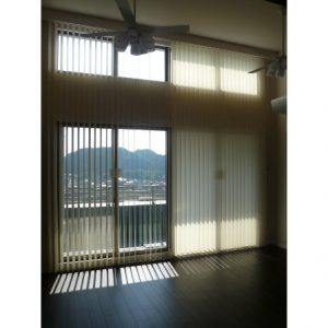 マンション天井からバーチカルブラインド