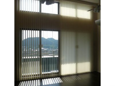 マンション天井からバーチカルブラインド