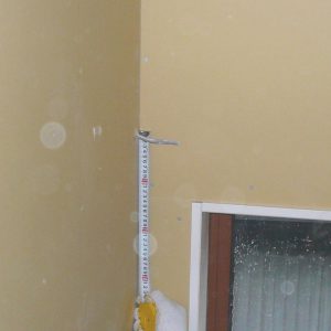 階段窓横のブラケット照明