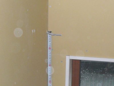 階段窓横のブラケット照明