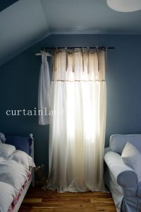 ブルーの漆喰壁にリネンカーテン