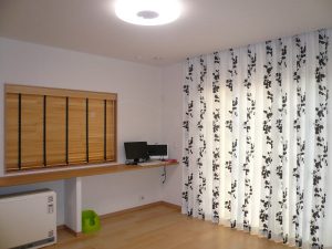 ウッドブラインドとカーテン