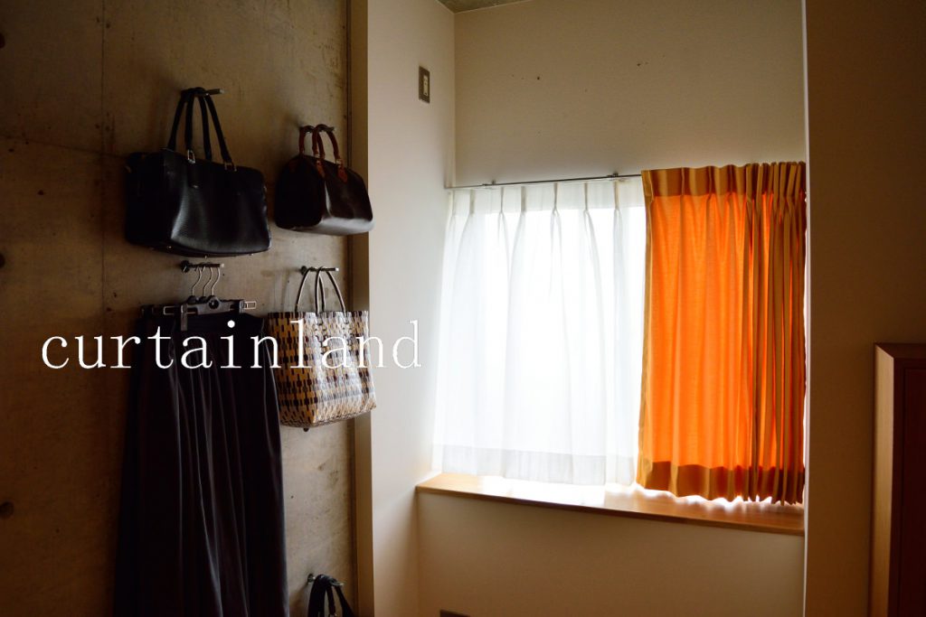 寝室にオレンジのカーテン