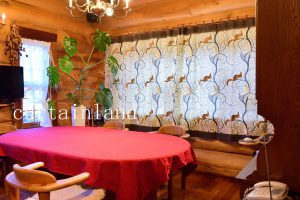 ログハウスのダイニングルーム