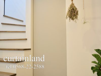 シューズクロークをロールスクリーンで間仕切り