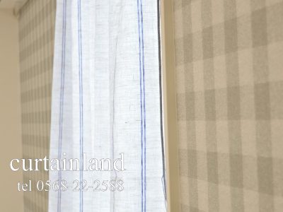 チェックのアクセントクロスにリネンストライプカーテン