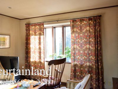出窓に床までのカーテン