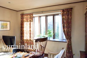 出窓にイチゴ泥棒のカーテン