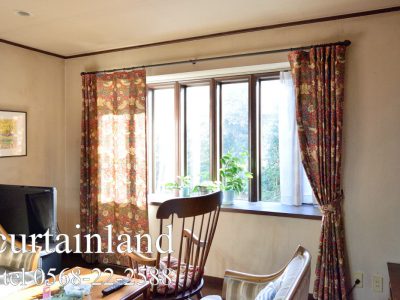 出窓にイチゴ泥棒のカーテン