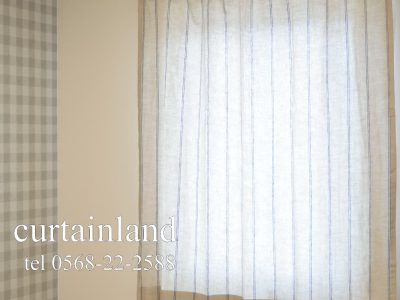 チェックのアクセントクロスにリネンカーテン