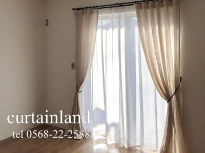 リネンカーテンをロープタッセルで束ねる