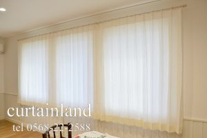 スウェーデンハウスにホワイトのリネンカーテン