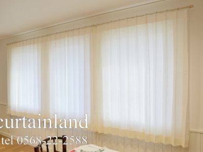 スウェーデンハウスにホワイトのリネンカーテン