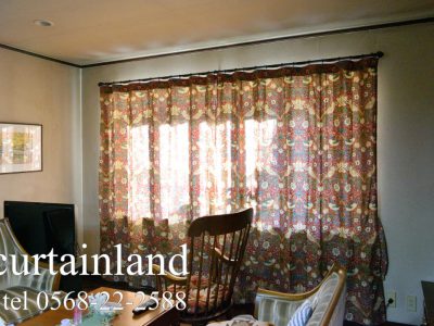 いちご泥棒レッドのフラットカーテン