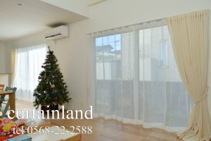 右と左に両開きを片側に寄せたリネンフラットカーテン