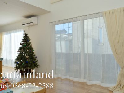 右と左に両開きを片側に寄せたリネンフラットカーテン