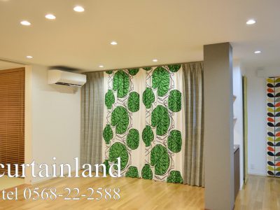 木製ブラインドとカーテンとプレーンシェード