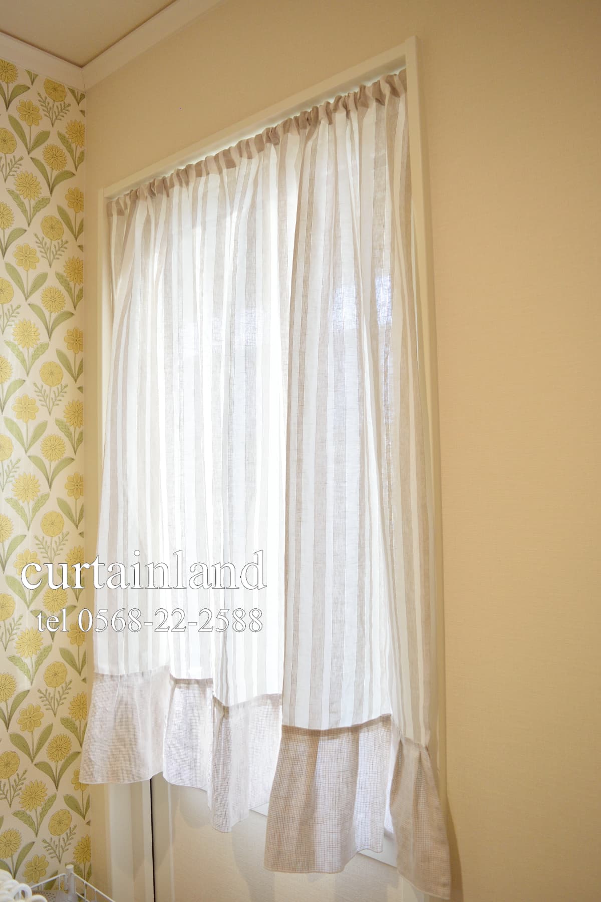 小窓のカーテン