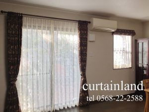 イチゴ泥棒とラークスパアレースカーテン