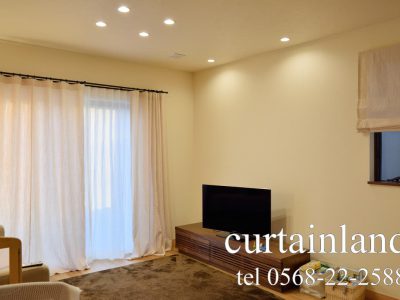 ピンクベージュのコットンカーテンとプレーンシェード