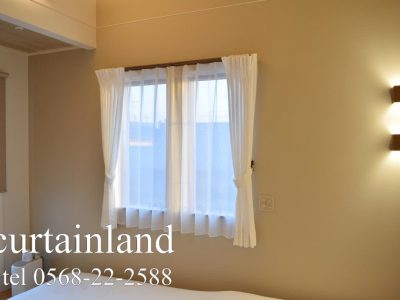 ライトブラウンのロールスクリーンとコットンホワイトカーテン