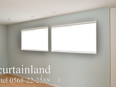 ブルーの壁の子供室にホワイトのロールスクリーン