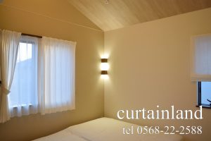 ホワイトのコットンカーテンとプレーンシェード