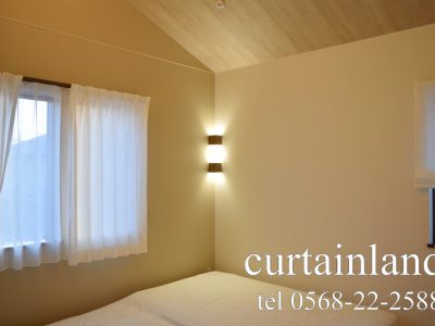 ホワイトのコットンカーテンとプレーンシェード