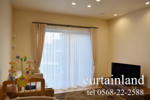 リビングにコットンカーテンとリネンレースカーテン