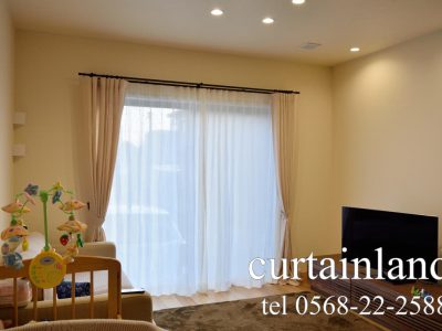 リビングにコットンカーテンとリネンレースカーテン