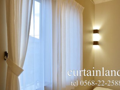 ナチュラルグレーのアクセントクロスにホワイトのコットンカーテン