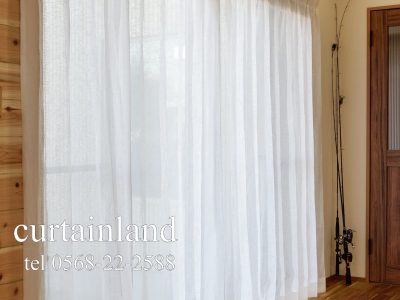 ロールスクリーンの手前にリネンレースカーテン