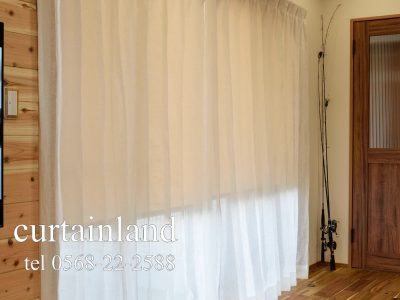 ロールスクリーンの手前にリネンのレースカーテン